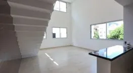 Janelas amplas com maior luminosidade e ventila&ccedil;&atilde;o natural, proporcionando conforto t&eacute;rmico